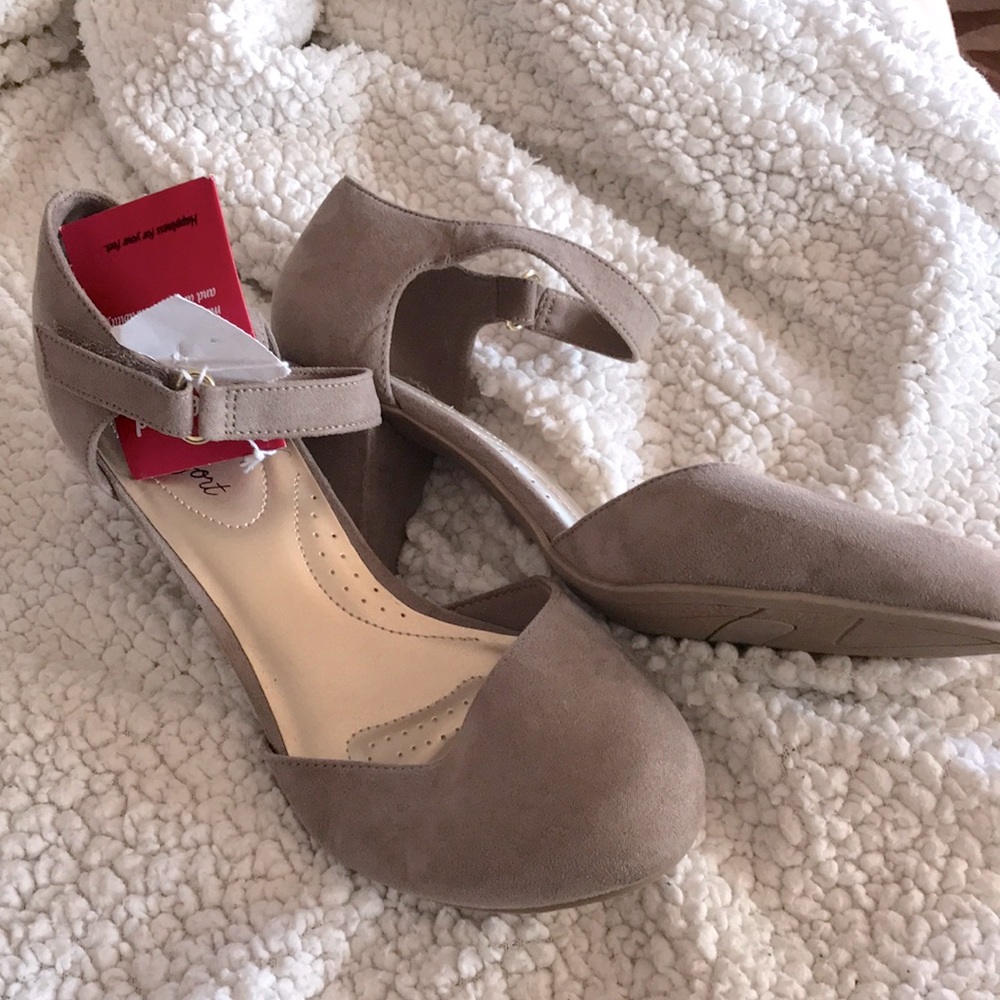 Heels, suede, tan, size 8.5 w… dexflex